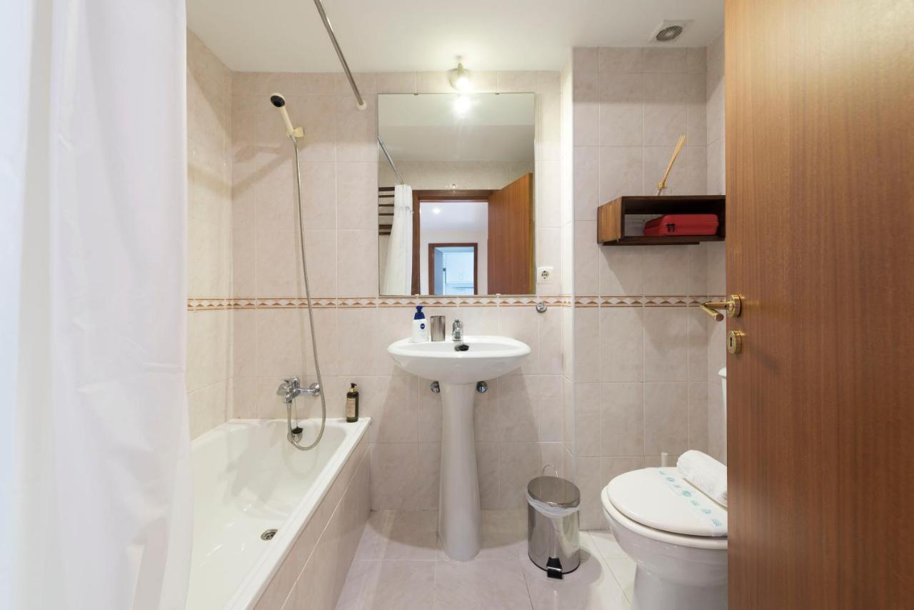 Lovelystay - Homey Feeling Flat W/ Free Parking Porto Buitenkant foto